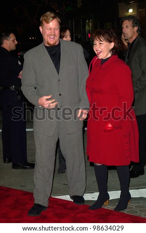 Actress/comedienne ROSEANNE BARR & husband BEN THOMAS at the Los Angeles premiere of Cast Away. 07DEC2000.   Paul Smith / Featureflash