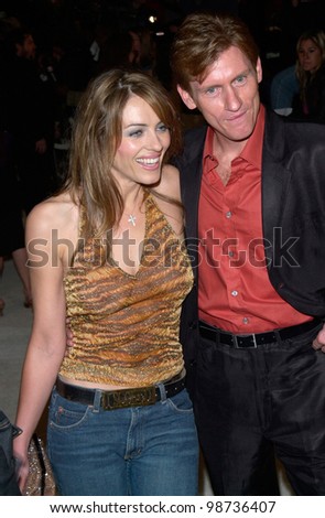Actress ELIZABETH HURLEY & actor/producer DENIS LEARY at the Hollywood premiere of his movie Blow, which he produced. 29MAR2001.  Paul Smith/Featureflash