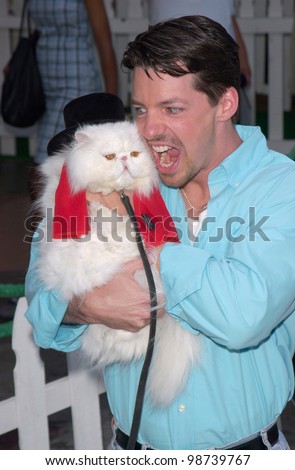 Actor SEAN HAYES with MR. TINKLES the cat at the Los Angeles premiere of their new movie Cats & Dogs. 23JUN2001.  Paul Smith/Featureflash