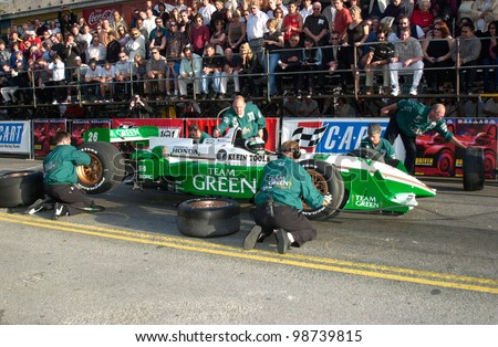 Pit stop demonstration on Hollywood Boulevard for the premiere of Driven. 16APR2001.    Paul Smith/Featureflash