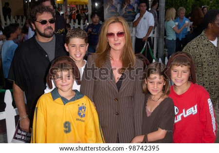 Actress ELIZABETH PERKINS & family at the Los Angeles premiere of her new movie Cats & Dogs. 23JUN2001.  Paul Smith/Featureflash