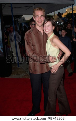 Actor JAMES VAN DER BEEK & girlfriend at the world premiere, in Los Angeles, of Lara Croft: Tomb Raider. 11JUN2001.    Paul Smith/Featureflash