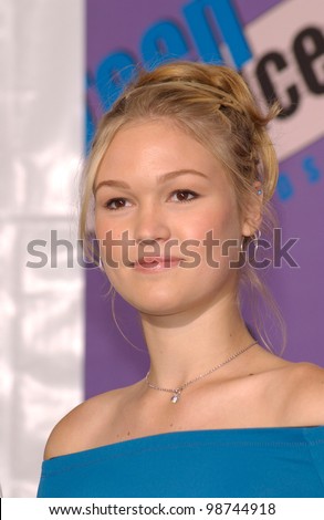 Actress JULIA STILES at the 2001 Teen Choice Awards at the Universal Amphitheatre, Hollywood.  She won the awards for Choice Movie Actress and Choice Fight Scene. 12AUG2001.   Paul Smith/Featureflash