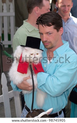 Actor SEAN HAYES with MR. TINKLES the cat at the Los Angeles premiere of their new movie Cats & Dogs. 23JUN2001.  Paul Smith/Featureflash