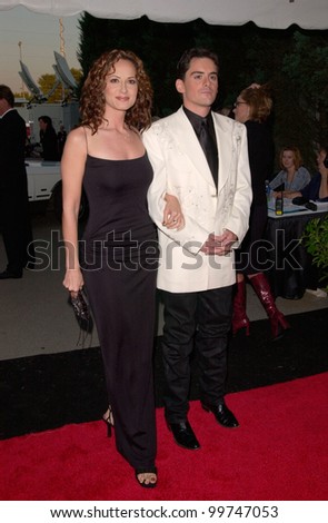 Country stars CHELY WRIGHT & BRAD PAISLEY at the Country Music Assoc. Awards at the Grand Ole Opry in Nashville, TN. 04OCT2000.  Paul Smith/Featureflash