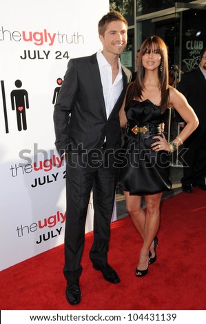 Eric Winter and Roselyn Sanchez at the Los Angeles Premiere of \'The Ugly Truth\'. Cinerama Dome, Hollywood, CA. 07-16-09