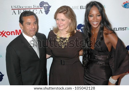 Antonio Villaraigosa with Sara Brown and Naomi Campbell at the The First Ladies of Africa Health Summit. Beverly Hilton, Beverly Hills, CA. 04-21-09