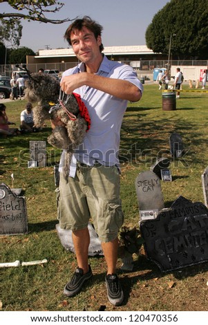 Jerry O\'Connell at The 5th Annual BowWowWeen Benefit Presented by Dog.com. Barrington Dog Park, Los Angeles, CA. 10-29-06
