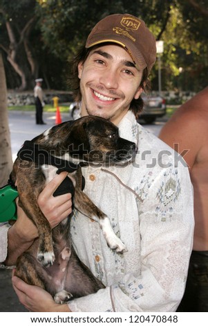 Justin Long and his dog Moose at The 5th Annual BowWowWeen Benefit Presented by Dog.com. Barrington Dog Park, Los Angeles, CA. 10-29-06