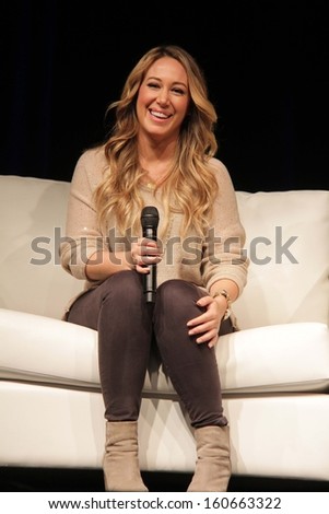 Haylie Duff appearing at the Los Angeles Ultimate Women\'s Expo, Los Angeles Convention Center, Los Angeles, CA 10-27-13