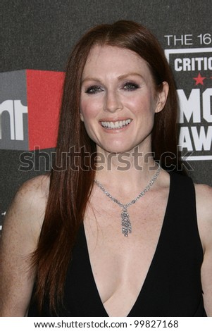 Julianne Moore at the 16th Annual Critics\' Choice Movie Awards Arrivals, Hollywood Palladium, Hollywood, CA. 01-14-11