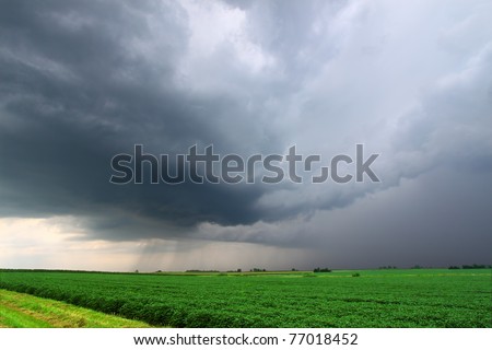 Severe Thunderstorm forms over the flat farmlands of central Illinois