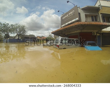 KUANTAN, PAHANG MALAYSIA-DEC 05, 2014:Unidentified tires shop and a few of vehicles submerged after struck by the worst floods in history