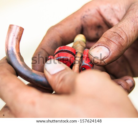 Air conditioner repairman cut the copper pipe