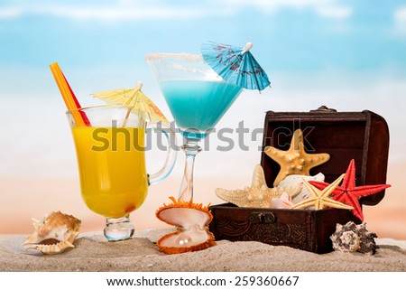 Cocktails and starfishes on sea beach