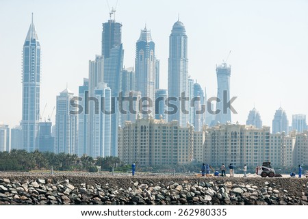 Dubai - 11 April 2012. Sea and builders in Dubai