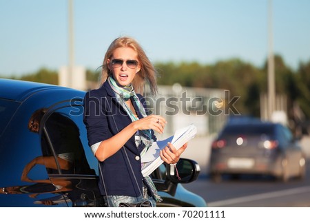 Angry businesswoman against a city traffic