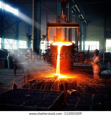 Pouring of liquid metal in open hearth workshop 商業照片 © 