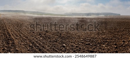 Similar – Foto Bild Panorama eines leeren gepflügten Feldes im frühen Frühjahr. Beginn der Gartensaison, Luftaufnahme