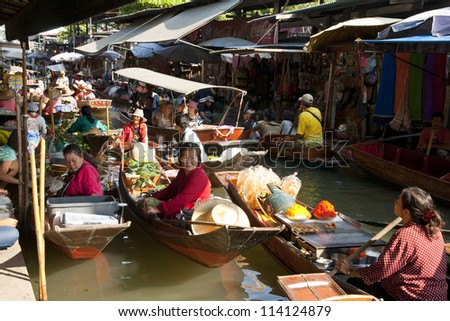RATCHABURI,THAILAND -DEC 11: Merchants row along the canal to sell their goods at floating market on Dec 11, 2011 in Ratchaburi. This is the most traditional and famous floating market in Thailand.