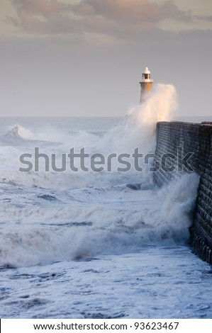 Tynemouth north pier and crashing waves / Waves crashing against Tynemouths pier and lighthouse