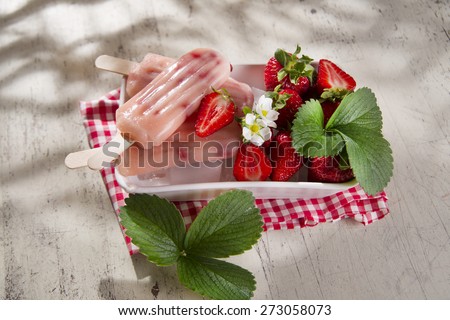 Presentation of a cream made of fruit on the plate strawberry