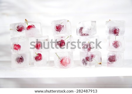 Presentations with ice cubes in cocktail cherries for summer
