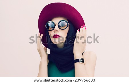 Glamorous Lady in vintage hat and sunglasses trend. Fashion portrait