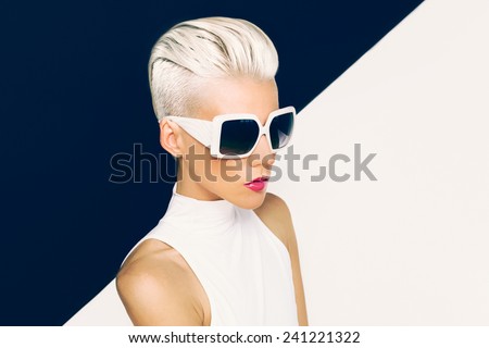 Similar – Foto Bild Mode Foto der schönen Braut mit blonden Haaren in eleganten Hochzeitskleid im Zimmer in der Hochzeit Morgen