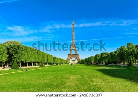 Similar – Foto Bild Eiffelturm mit Oldtimer in Paris, von der Bir-Hakeim-Brücke aus gesehen