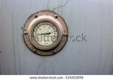 Temperature measurement installed into a metal tank