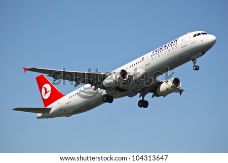 BRUSSELS - MAY 25: Airbus A321-231 of Turkish Airlines approaching Brussels Airport in Brussels, BELGIUM on May 25, 2012. Turkish Airlines is the national flag carrier airline of Turkey.