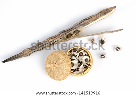 Seeds Bitter cucumber-chinese (Moringa oleifera Lam.) Strengthening calcium. Reduce blood cholesterol. And prevent cancer.