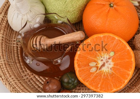 Face mask with orange and honey for whitening skin.