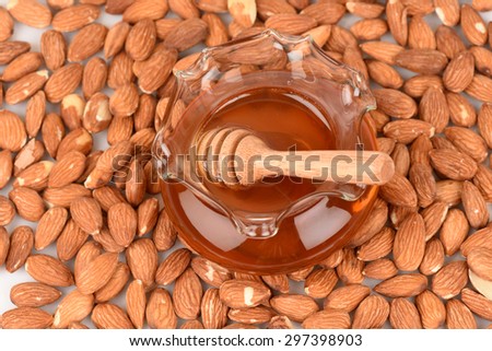 Face mask with almonds and honey for whitening skin.