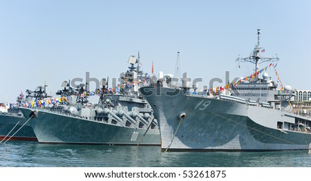 visit of US navy 7th Fleet flagship in the russia Vladivostok near the russian frigate