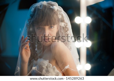 Photo portrait of a pretty girl bride in mirror image