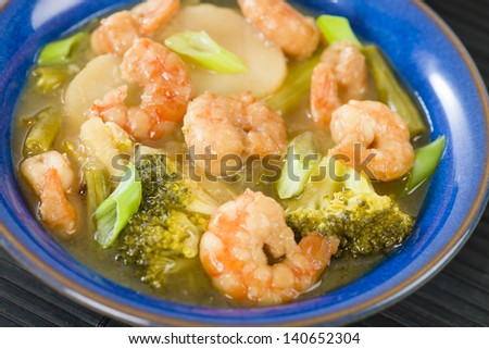 Prawns with Ginger and Spring Onion - Chinese dish of prawns, broccoli and water chestnuts with ginger and spring onion sauce.