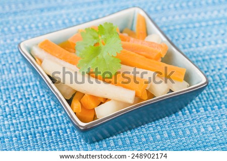 Do Chua - Vietnamese radish and carrot pickle.