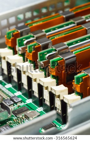 server maintenance, removing the memory module from the system board, closeup