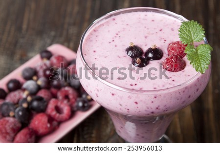 Smoothies of frozen raspberries and black currant with yogurt  .