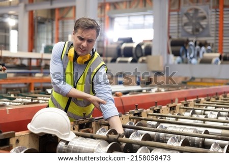Caucasian Engineer Worker Hand Got Trapped in the Industrial Machine and Got Crush Injury Foto stock © 