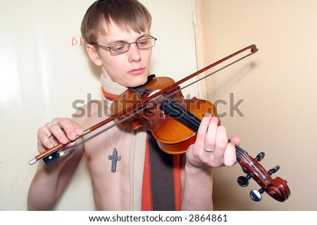Poor violinist play on fiddle