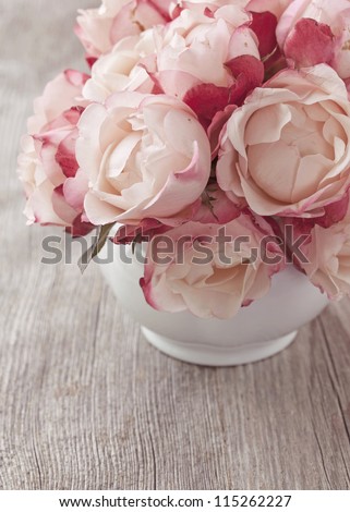 Pink roses on wooden desk