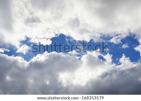 closeup of a gap between the clouds
