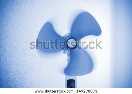 Clean fan in motion, no cover