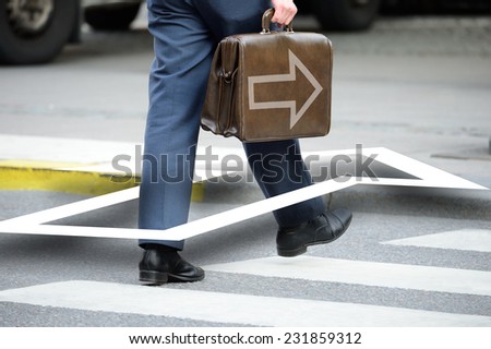 Bag with arrow. Suit (man) crossing street