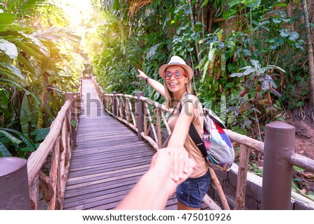 Similar – Foto Bild Folgen Sie mir. Junge Frau hält Hand und führt den Mann in die schöne, sonnenuntergangsgelbe Naturlandschaft. Ansicht von der Rückseite, POV. Romantische Paare reisen, verbringen gemeinsam Sommerferien im Freien.