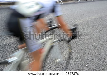 a bicycle race through the streets of Berlin