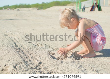 girl child play sea sand